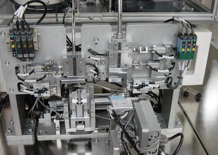 公司依靠先進(jìn)自動化技術(shù)支持,獨立開發(fā)多種自動化專機(jī)及